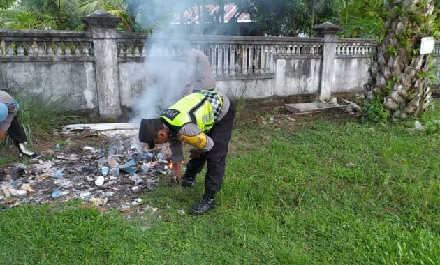 Jum’at Bersih Polsek Setia Bakti di Mesjid Baiturrahman, Desa Lhok Geulumpang