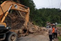 Lagi Terjadi Bencana Longsor, Polsek Silih Nara Sigap Datangi Lokasi Dan Gotong Royong Bersama Warga Setempat