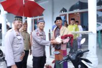 Kapolres Bener Meriah Bagikan 100 Kotak Makanan kepada Jamaah Jumat