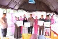 Kapolres Simeulue Bersama Ketua Bhayangkari Cabang Simeulue Memberikan Bantuan Sosial Kepada Korban Kebakaran