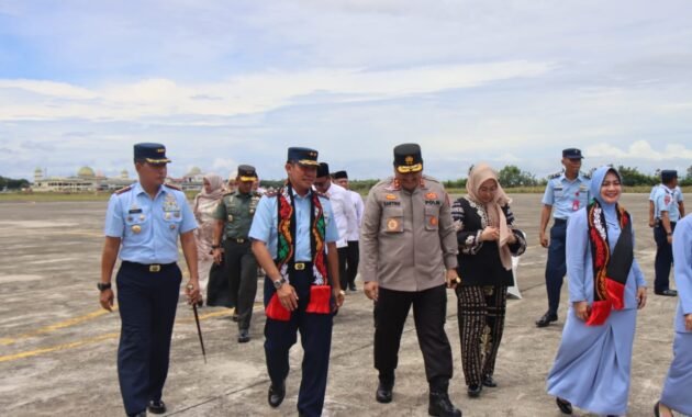 Kapolda Aceh Sambut Kedatangan Pangkoopsud I Di Bandara SIM