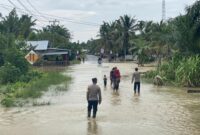 Personil Polsek Darul Makmur Melaksanakan Peninjauan Lokasi Banjir