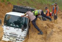 Respon Cepat Polsek Linge Datangi Lokasi Bencana Tanah Longsor Dan Bantu Kendaraan Terperosok