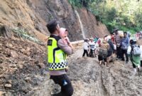 Respon Cepat Polsek Silih Nara Datangi Lokasi Tanah Longsor Dan Bantu Evakuasi Warga Menyebrang