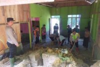 Kapolsek Silih Nara Bersama warga Bantu Bersihkan Rumah Terkena bencana Longsor
