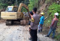 Polisi dan Warga Bersihkan Jalan dari Tanah Longsor