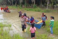 Polisi Gerak Cepat Bantu Evakuasi Korban Banjir di Trumon Timur