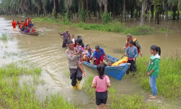 Polisi Gerak Cepat Bantu Evakuasi Korban Banjir di Trumon Timur