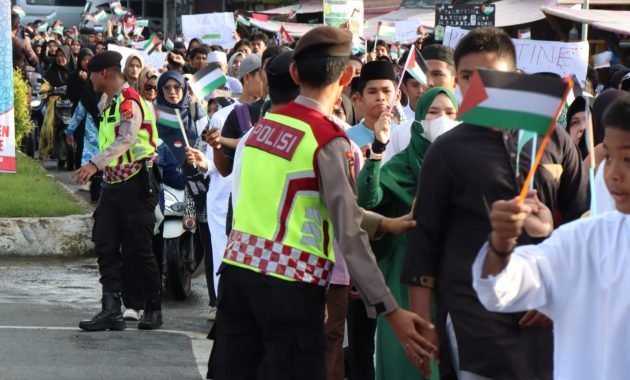 Personel Polres Simeulue Amankan Pawai Bela Palestina