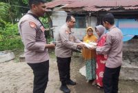 Personel Rorena Polda Aceh Beri Sembako kepada Masyarakat Membutuhkan