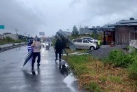Personel Polres Bener Meriah Bantu Bersihkan Puing Akibat Angin Puting Beliung