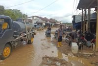 Polisi Salurkan Air Bersih untuk Korban Banjir di Trumon Tengah