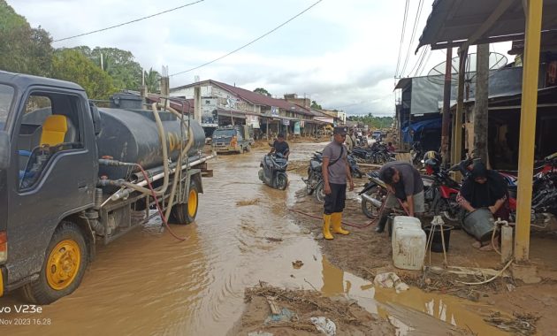 Polisi Salurkan Air Bersih untuk Korban Banjir di Trumon Tengah