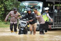 Wakapolres Aceh Singkil Terjun Langsung Bantu Masyarakat di Lokasi Banjir