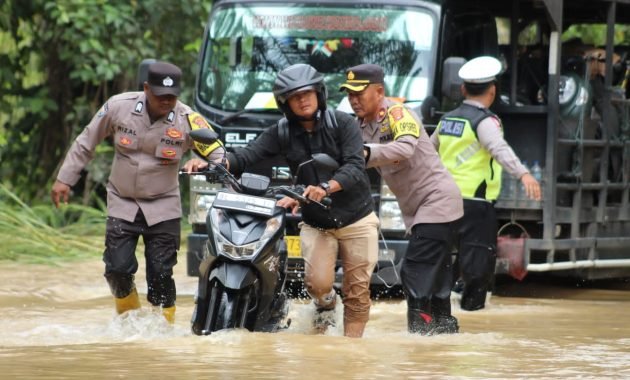 Wakapolres Aceh Singkil Terjun Langsung Bantu Masyarakat di Lokasi Banjir