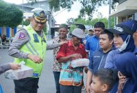 Jumat Berkah, Ditlantas Polda Aceh Berbagi dengan Cleaning Service dan Abang Becak