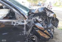 Akibat Ban Pecah, Pengemudi Pajero Tabrak Tiang Baliho di Gampong Lampisang, Aceh Besar.