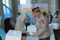 Kapolda Aceh Salurkan Puluhan Paket Bansos kepada Masyarakat di Bener Meriah