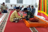 Warga Lubok Batee Peusijuk Keuchik Zainun Razali