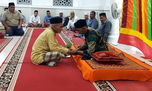 Warga Lubok Batee Peusijuk Keuchik Zainun Razali