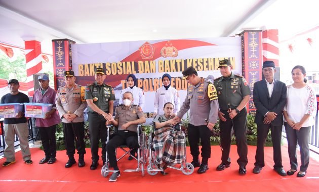 Kapolri dan Panglima TNI Berikan Bantuan Kesehatan Gratis di Maluku