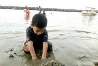 Menikmati Senja di Pantai Ulee Lheue Banda Aceh Sambil Menikmati Kelapa Muda.