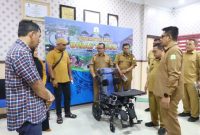 Dinsos Aceh Serahkan Kursi Roda Cerebral Palsy Untuk Warga Sabang