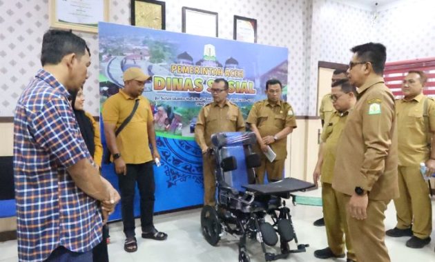 Dinsos Aceh Serahkan Kursi Roda Cerebral Palsy Untuk Warga Sabang