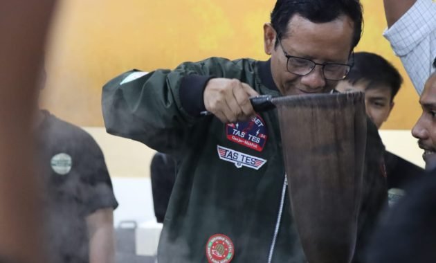 Mahfud MD Saring Kopi Aceh dalam Diskusi ‘Tabrak Prof’ di Banda Aceh
