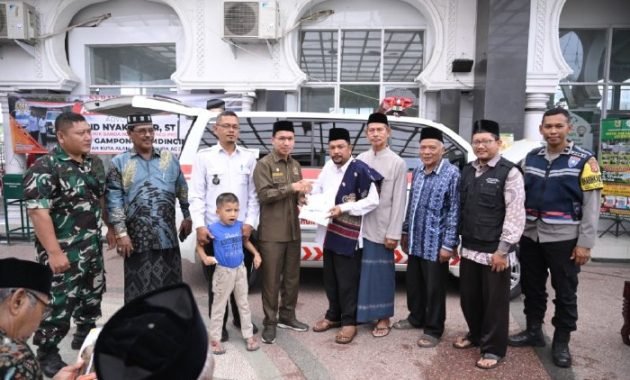 Ketua DPRK Banda Aceh Serahkan Satu Unit Bantuan Mobil Ambulans ke Gampong Lamdingin