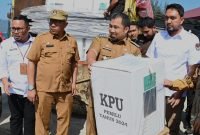 Naik Kapal Kayu, Pj Bupati Aceh Besar Tinjau Distribusi Logistik Pemilu ke Pulo Aceh
