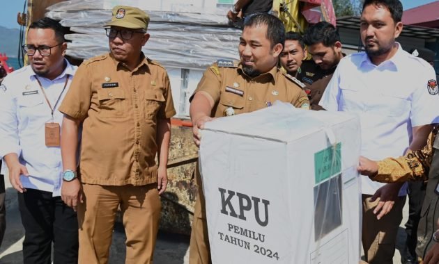 Naik Kapal Kayu, Pj Bupati Aceh Besar Tinjau Distribusi Logistik Pemilu ke Pulo Aceh