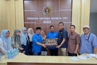 Pemotongan Kue Ulang Tahun dari PT SBA Warnai Syukuran HPN 2024 di PWI Aceh