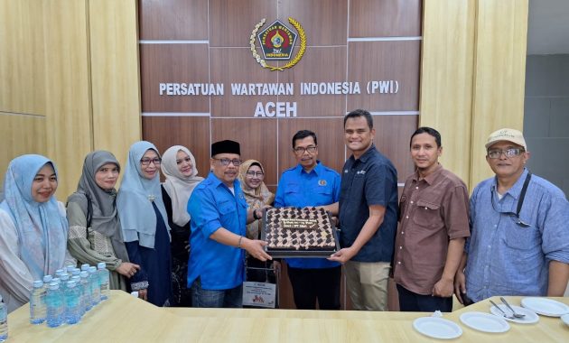Pemotongan Kue Ulang Tahun dari PT SBA Warnai Syukuran HPN 2024 di PWI Aceh