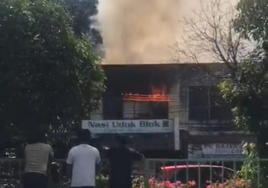 Breaking News: Kebakaran Hanguskan Nasi Uduk Block M Peurada