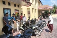 Pemuda Lamdingin Serahkan Lima Sepeda Motor ke Polsek Kuta Alam