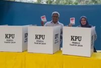 Pj Bupati Aceh Utara Dr Mahyuzar Nyoblos di TPS 001 Kuta Lhoksukon