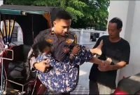 Aksi Ipda Indra Bantu Korban Laka Lantas Gunakan Becak Tuai Pujian