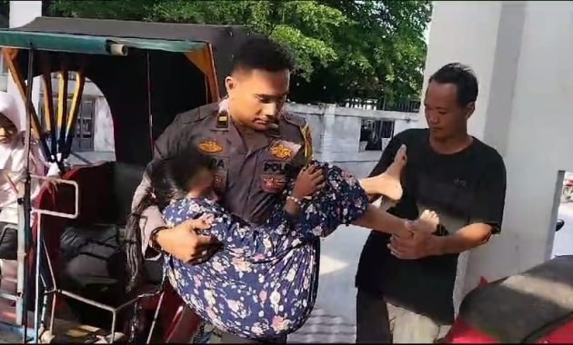 Aksi Ipda Indra Bantu Korban Laka Lantas Gunakan Becak Tuai Pujian