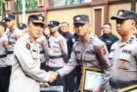 Apresiasi Perolehan Nilai Kompetensi Tertinggi, Kadiv Humas Beri Beasiswa untik 6 Bintara