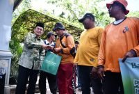Pj Wali Kota Serahkan Paket Ramadan Bank Aceh bagi Pasukan Oranye