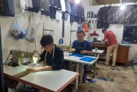Penjahit Pakaian Lembur Hingga Sahur untuk Memenuhi Pesanan Konsumen di Bulan Ramadhan