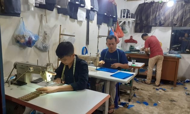 Penjahit Pakaian Lembur Hingga Sahur untuk Memenuhi Pesanan Konsumen di Bulan Ramadhan