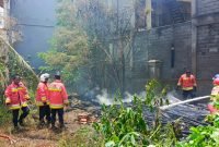 Sebuah Balai Kayu di Limpok Terbakar Hangus