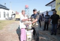 Pj Bupati Iswanto Serahkan 430 Paket Ramadhan Maybank Kepada Warga Kecamatan Kuta Cot Glie