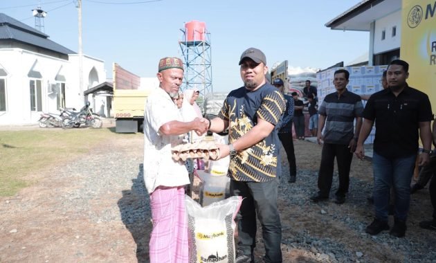 Pj Bupati Iswanto Serahkan 430 Paket Ramadhan Maybank Kepada Warga Kecamatan Kuta Cot Glie