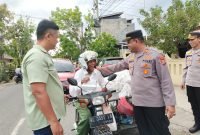 Polsek Kuta Alam Bersama Bhayangkari Ranting Kuta Alam Berbagi Takjil Kepada Warga