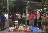 Pemkab Aceh Besar Serahkan Bantuan Masa Panik Korban Kebakaran di Tanjung