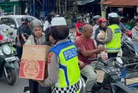 Bagi-Bagi Takjil kepada Pengendara, Dirlantas Polda Aceh: Berkah Ramadan dan Bukti Nyata Polantas Hadir