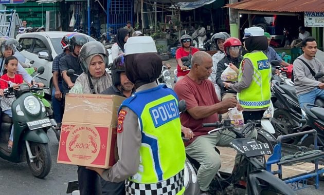 Bagi-Bagi Takjil kepada Pengendara, Dirlantas Polda Aceh: Berkah Ramadan dan Bukti Nyata Polantas Hadir